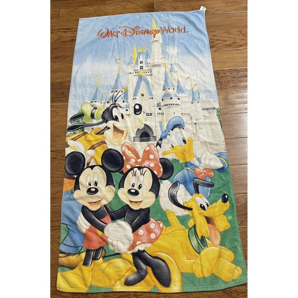 Disneyland WALT DISNEY WORLD Beach Bath Towel Characters w/ Castle